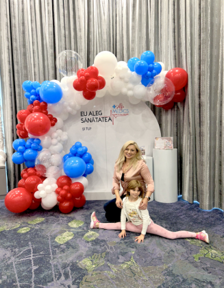 Acrylic Backdrop with Balloon Arch